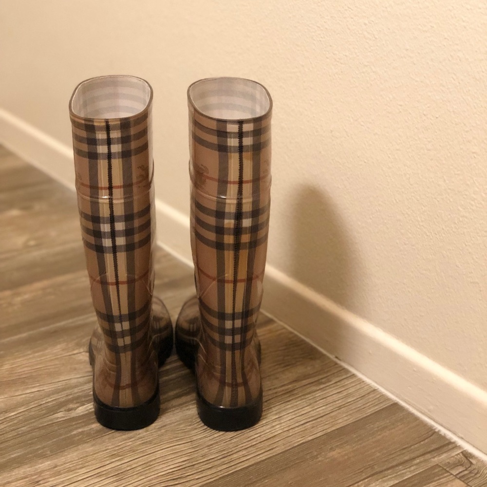 Like new Burberry rainboots (TRUE TO SIZE)